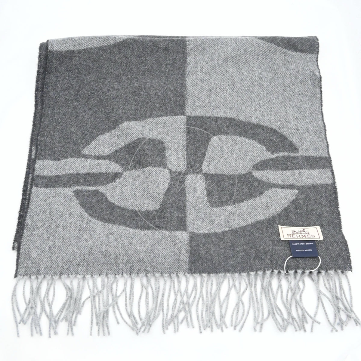 Hermès Men's Chaine d'Ancre Optique Muffler in grey cashmere, featuring geometric woven pattern and fringed edges, front view
