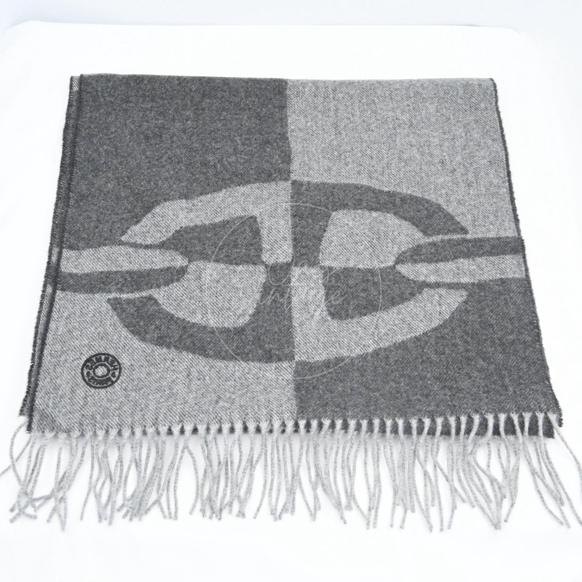 Hermès Men's Chaine d'Ancre Optique Muffler in grey cashmere, featuring large chain motif and fringed edges, front view