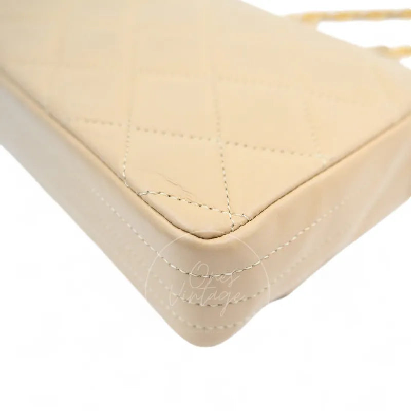 Chanel Vintage Single Flap bag with big CC lambskin, rounded leather corner and diamond quilting detail
