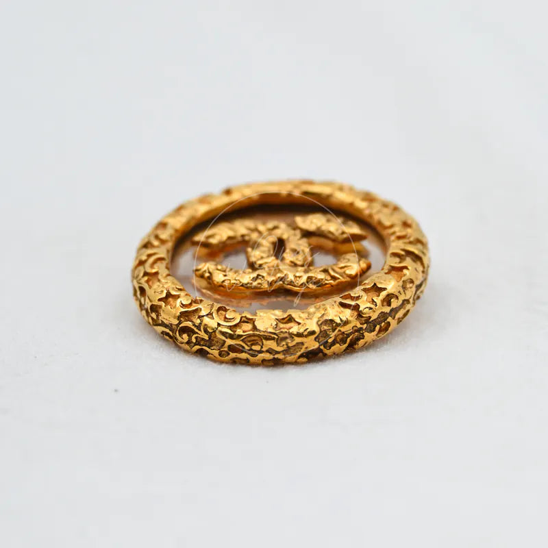 Chanel Broche Met Textuur Dames in gold-plated, featuring circular brooch and ornate raised relief, front view