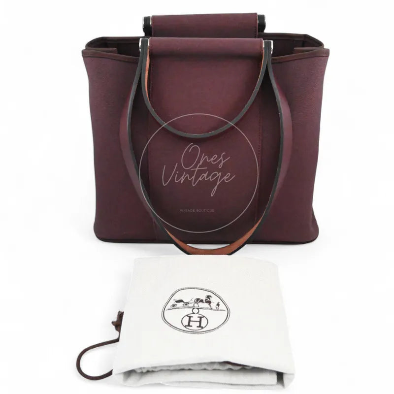 Hermès Cabag 32 tote in burgundy canvas with brown leather handles, T stamp, complete set with Hermès dust bag