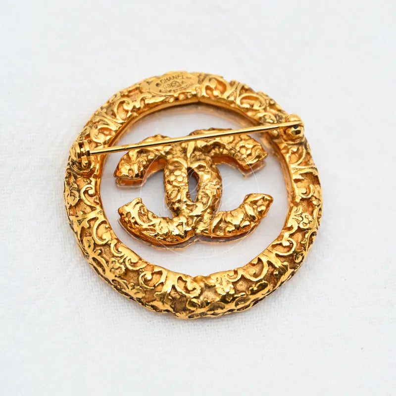 Chanel Broche Met Textuur Dames in gold-plated, featuring circular brooch form and ornate embossed border, back view