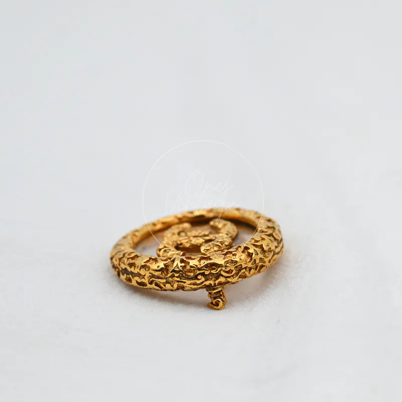 Chanel Broche Met Textuur Dames, textured relief surface and rounded oval form detail