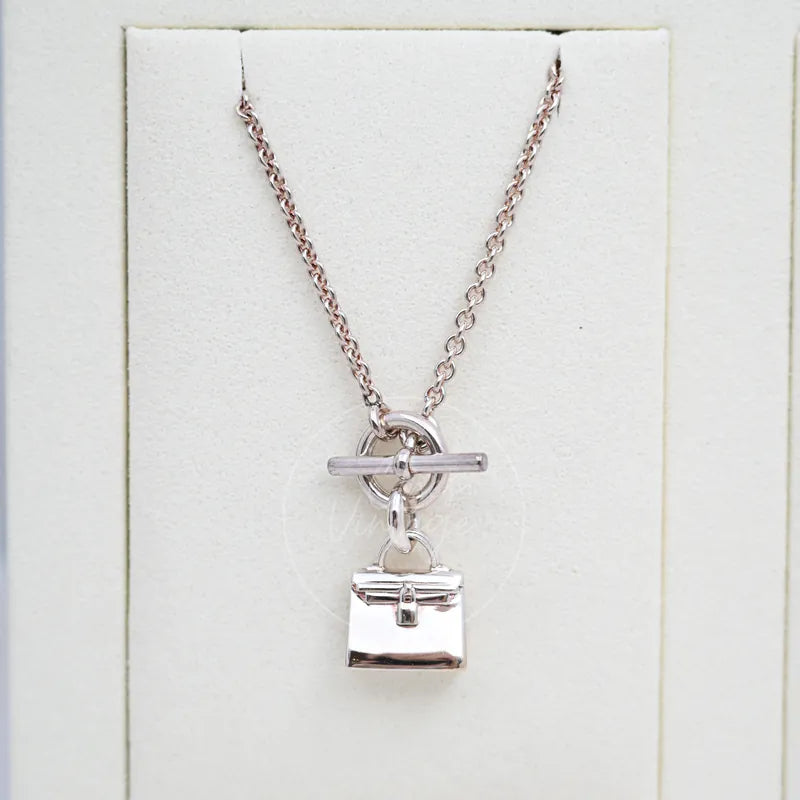 Hermès Amulettes Kelly Pendant Necklace in 925 silver, featuring toggle closure and Kelly bag-shaped pendant, front view