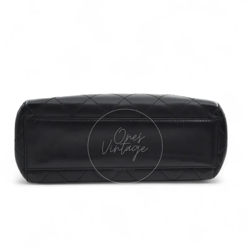 Chanel vintage turn-lock shoulder bag in black quilted lambskin with gold hardware, Series 5, smooth leather base