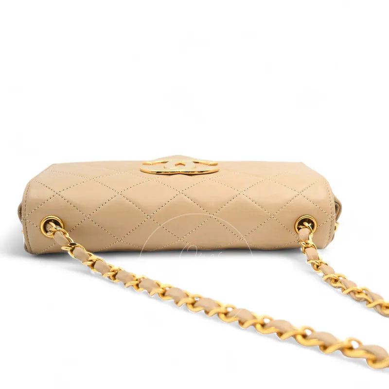 Chanel Vintage Single Flap bag with big CC in beige lambskin, featuring CC turn-lock clasp with chain-link shoulder strap, front view
