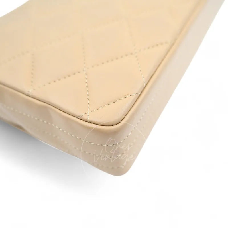 Chanel Vintage Single Flap bag with big CC lambskin, bag corner with piped edge and loose thread detail