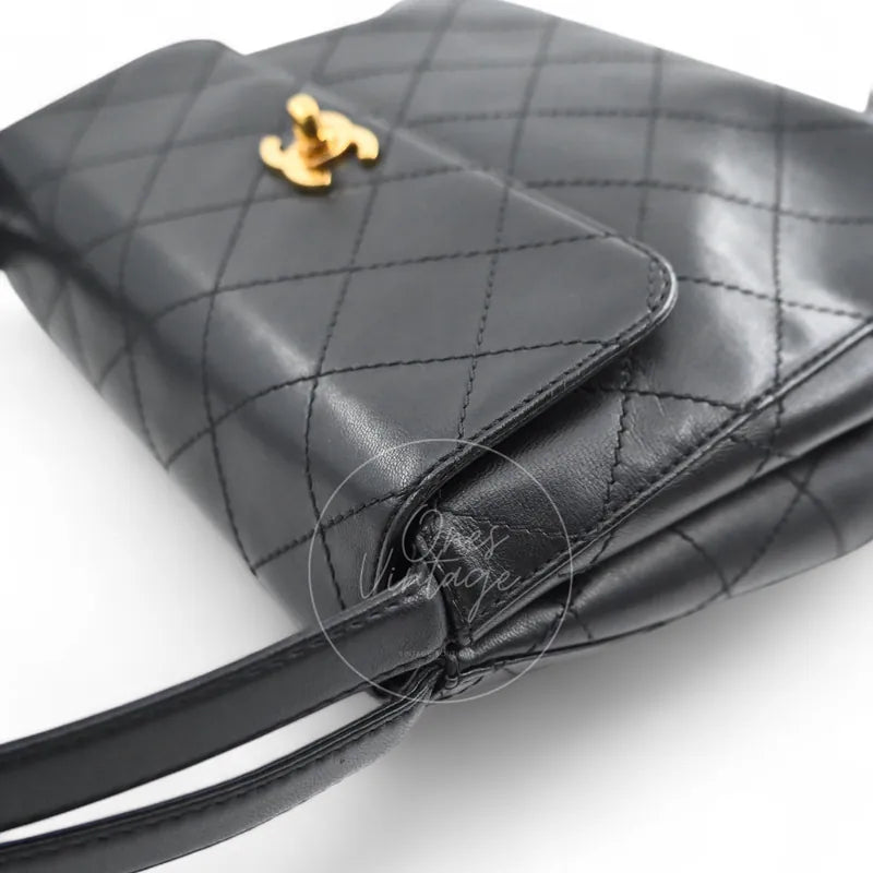 Chanel vintage turn-lock shoulder bag in black quilted lambskin with gold hardware, Series 5, front right corner and flap edge