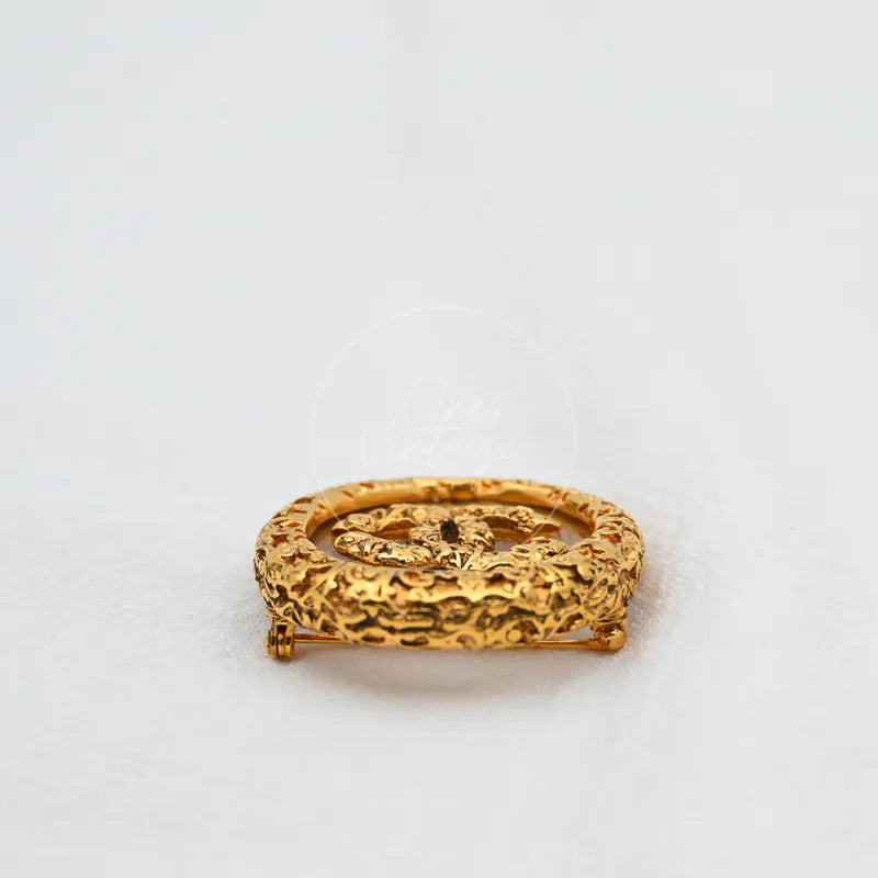 Chanel Broche Met Textuur Dames in gold-plated, featuring textured oval brooch form and raised irregular surface pattern, front view
