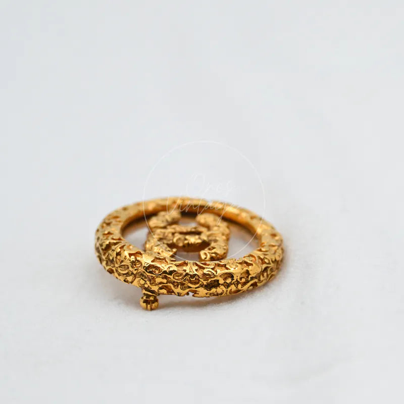 Chanel Broche Met Textuur Dames in gold-plated, featuring circular textured frame and pin-back fastening, back view