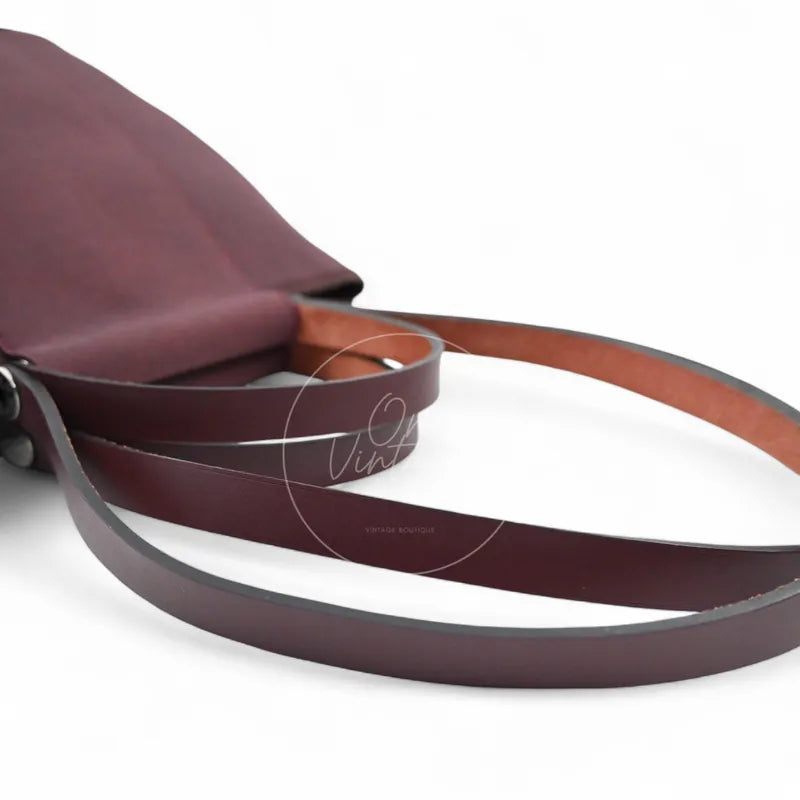 Hermès Cabag 32 tote in burgundy canvas with brown leather handles, T stamp, paired leather handles close-up