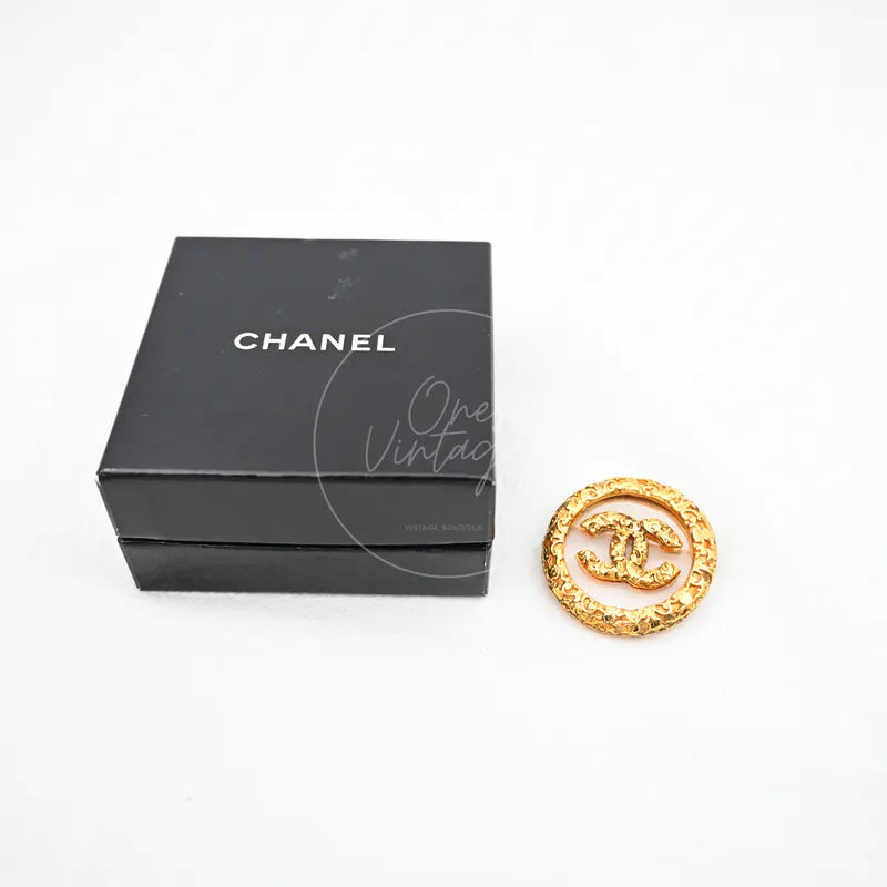 Chanel Broche Met Textuur Dames in gold-plated, featuring interlocking CC motif and round textured brooch, front view