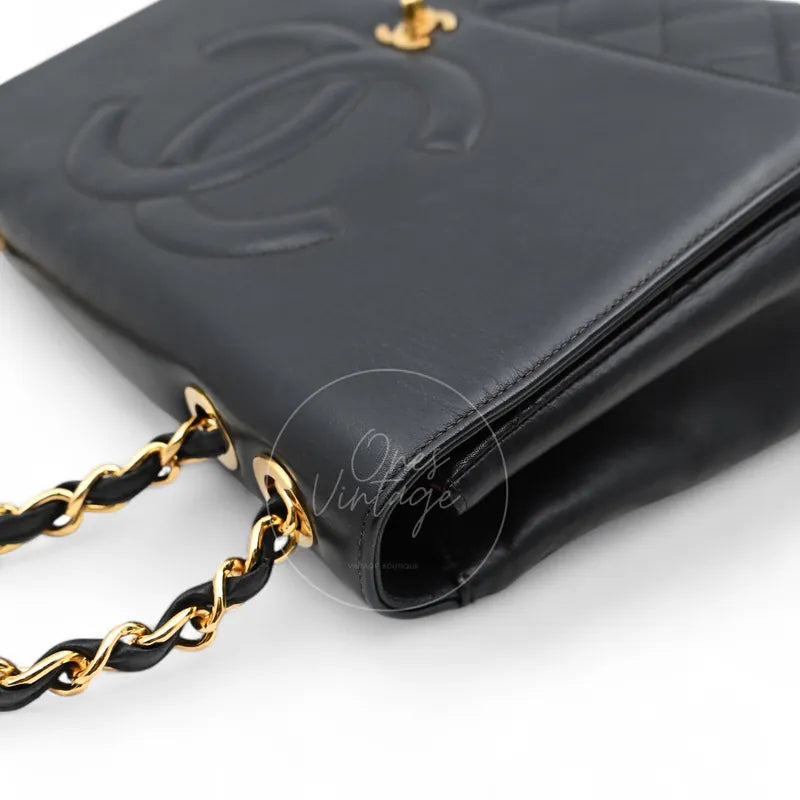 Chanel Vintage Maxi CC Straight Flap Bag lambskin, rounded leather corner and chain strap detail