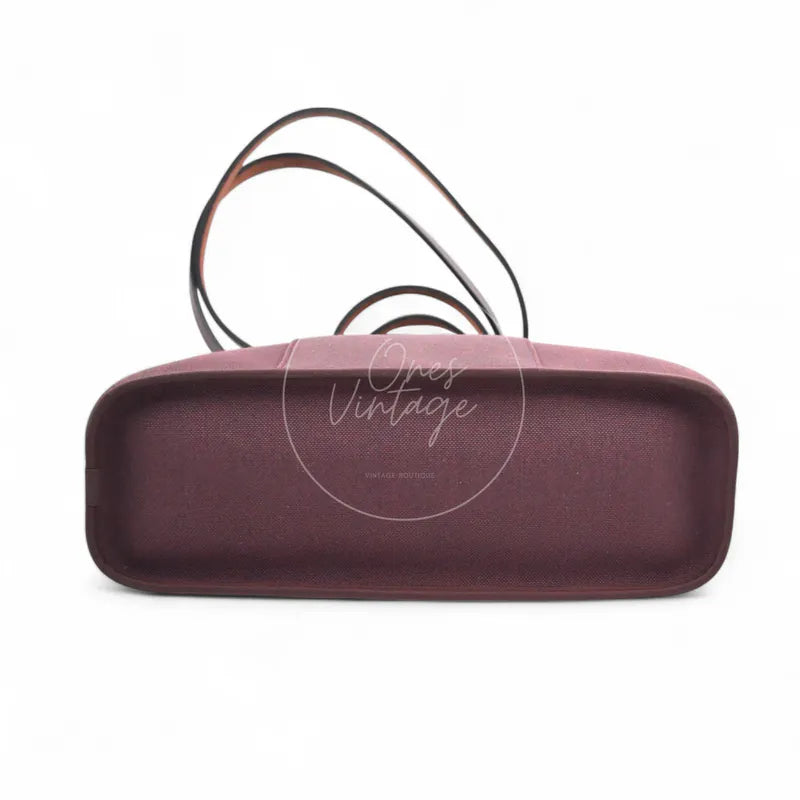 Hermès Cabag 32 tote in burgundy canvas with brown leather handles, T stamp, rectangular canvas base