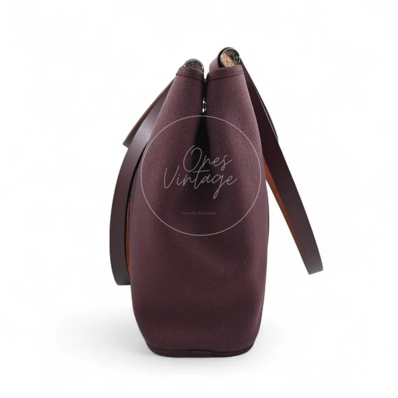 Hermès Cabag 32 tote in burgundy canvas with brown leather handles, T stamp, right side profile