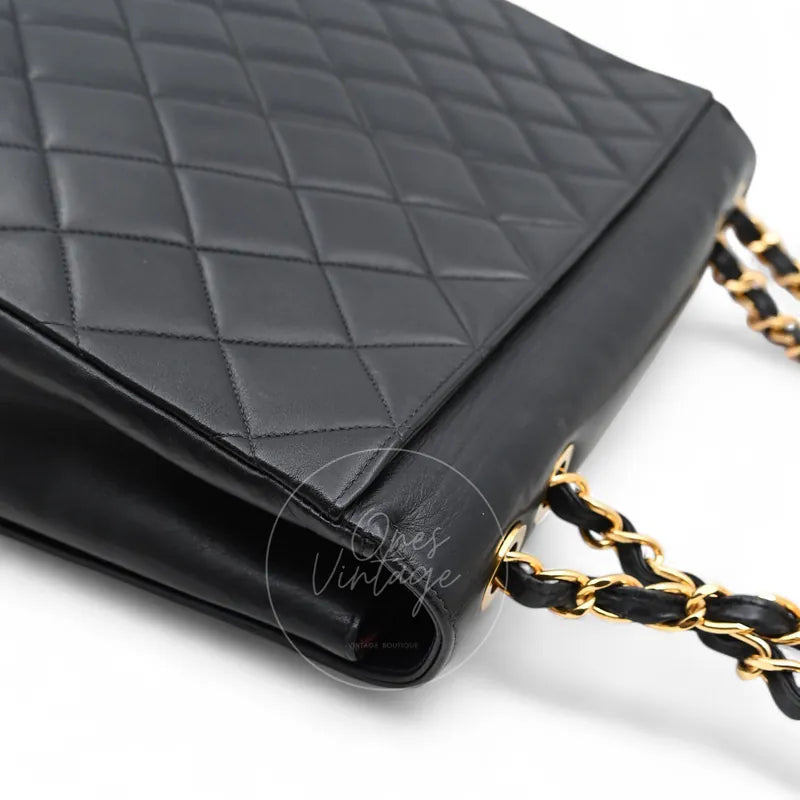 Chanel Vintage Maxi CC Straight Flap Bag lambskin, bag corner with chain strap attachment and rounded leather edge detail