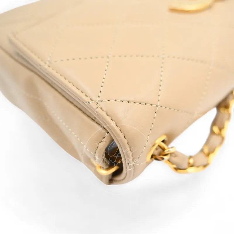 Chanel Vintage Single Flap bag with big CC lambskin, chain strap attachment and visible corner creasing detail