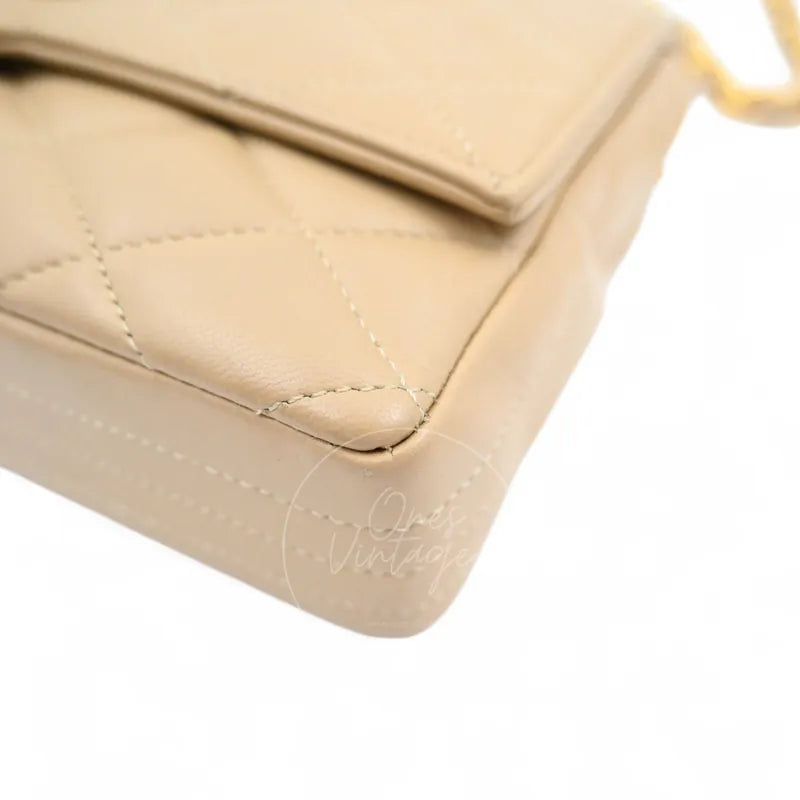 Chanel Vintage Single Flap bag with big CC lambskin, bag corner with loose thread and diamond quilting detail