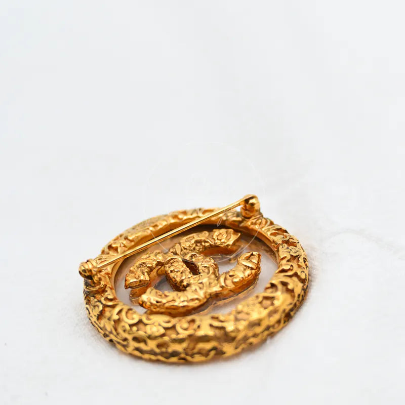 Chanel Broche Met Textuur Dames in gold-plated, featuring ornate textured metalwork and rear pin fastening, back view