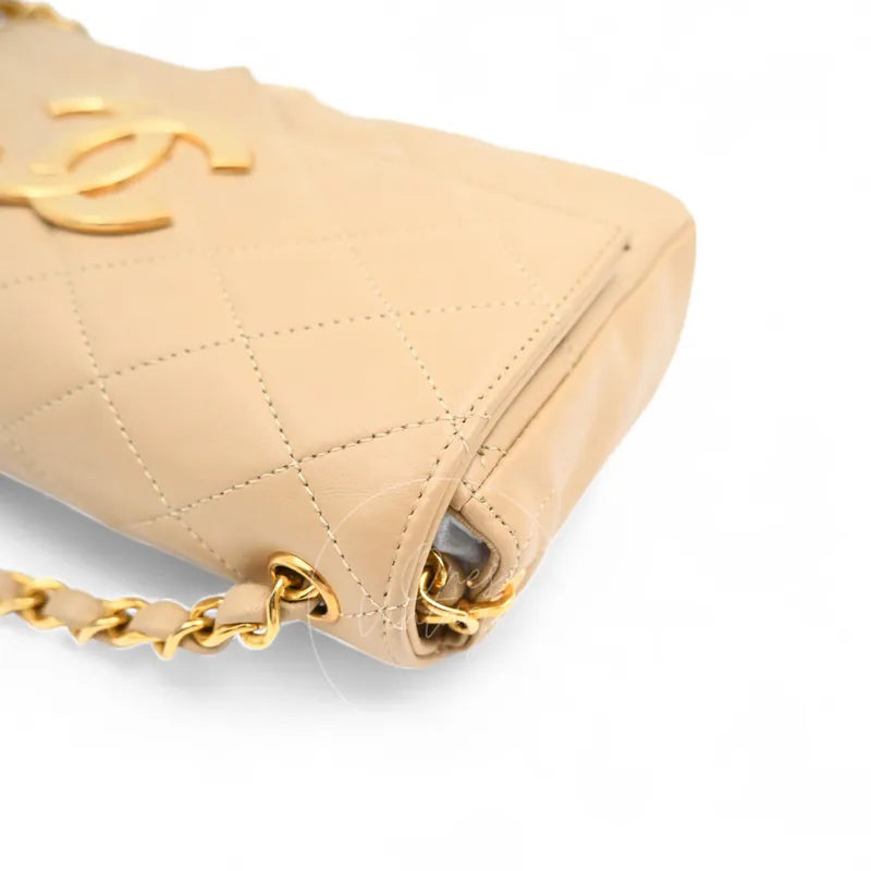 Chanel Vintage Single Flap bag with big CC lambskin, bag corner with chain strap attachment and gold-tone hardware detail