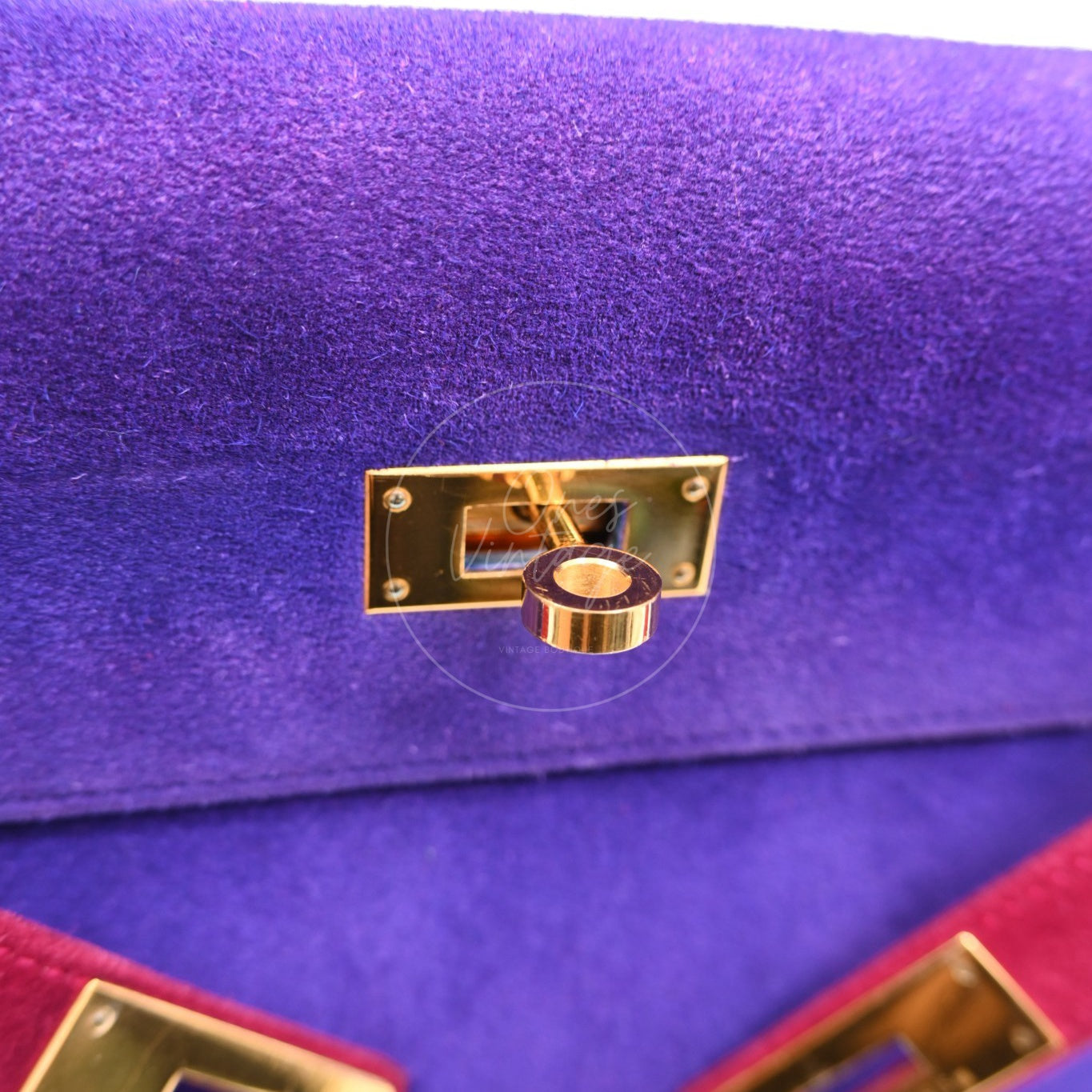Hermès Kelly 28 Sellier in violet and pink Doblis suede with gold-tone hardware, turn-lock post close-up