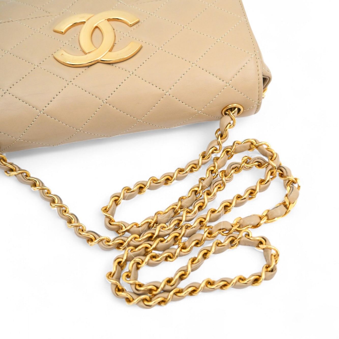 Chanel classic beige leather and gold-tone metal interwoven chain strap detail