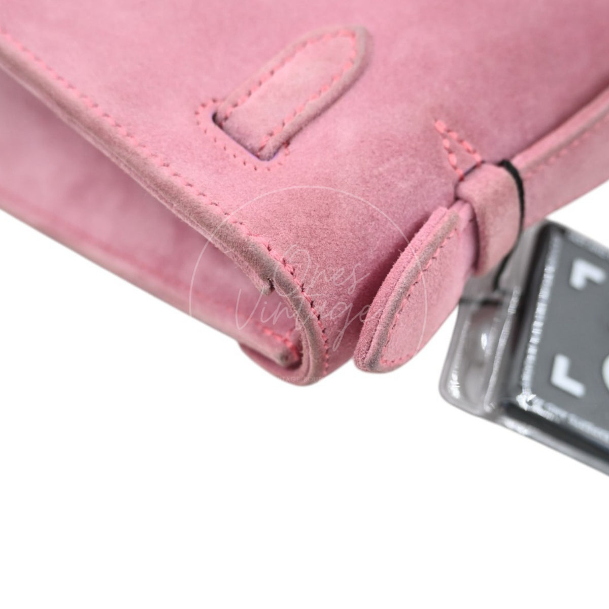 Hermès Kelly Pochette Veau Doblis in pink suede, metal edge hardware and reinforced corner construction detail
