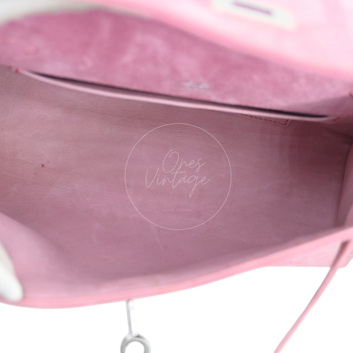 Hermès Kelly Pochette Veau Doblis in pink suede, interior pocket and tonal stitching detail