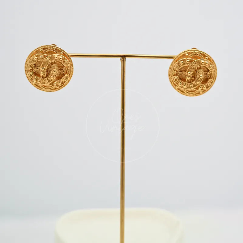 [Pre-owned] Chanel Vintage Gold CC Filigree Round Clip-On Earrings