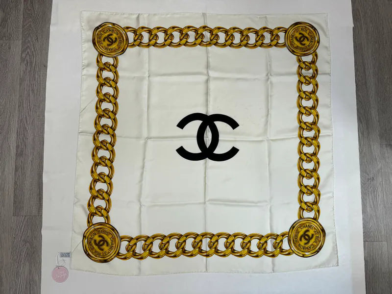 [Pre-owned] Chanel White 31rue Cambon Gold Chain With CC Mark Scarf