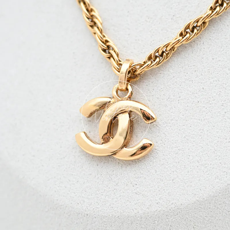 [Pre-owned] Chanel CC Gold Pendant Necklace