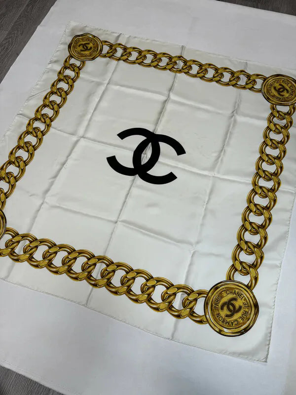[Pre-owned] Chanel White 31rue Cambon Gold Chain With CC Mark Scarf