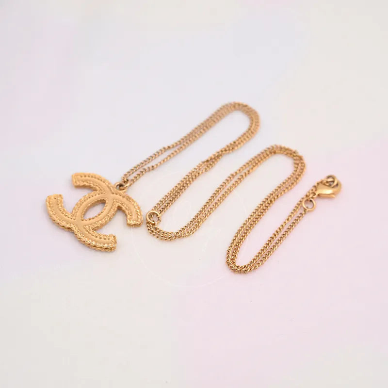 [Pre-owned] Chanel CC Mark Textured Logo Gold Necklace