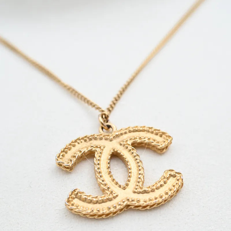 [Pre-owned] Chanel CC Mark Textured Logo Gold Necklace