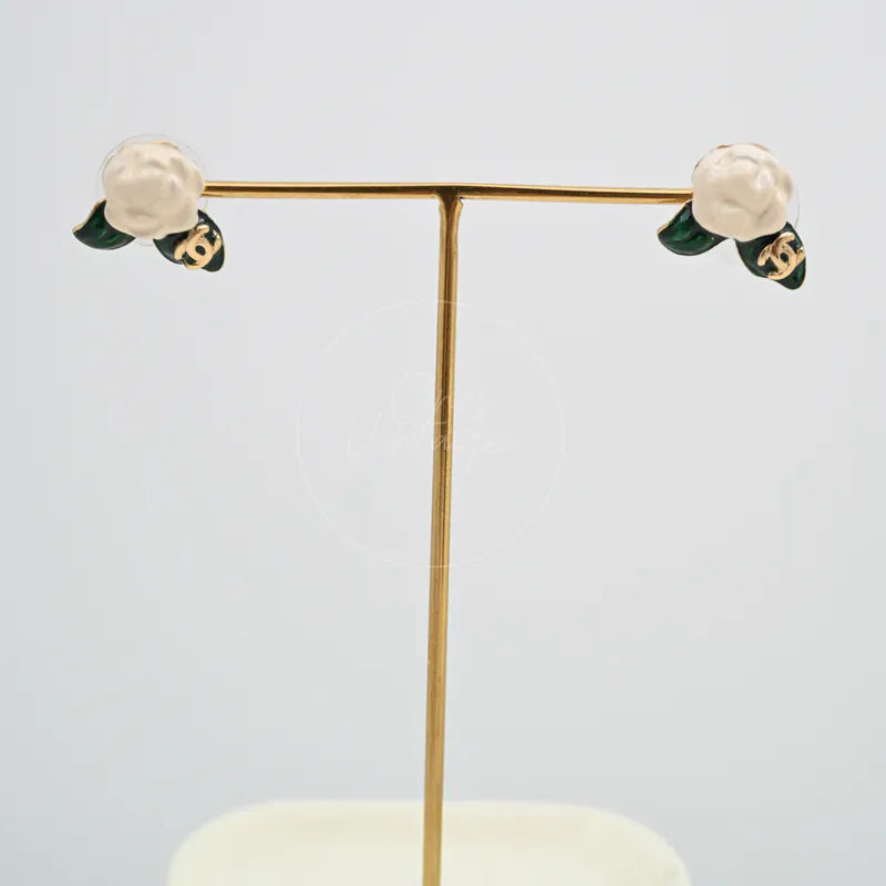 [Pre-owned] Chanel Camellia Baramotif Stud Earrings