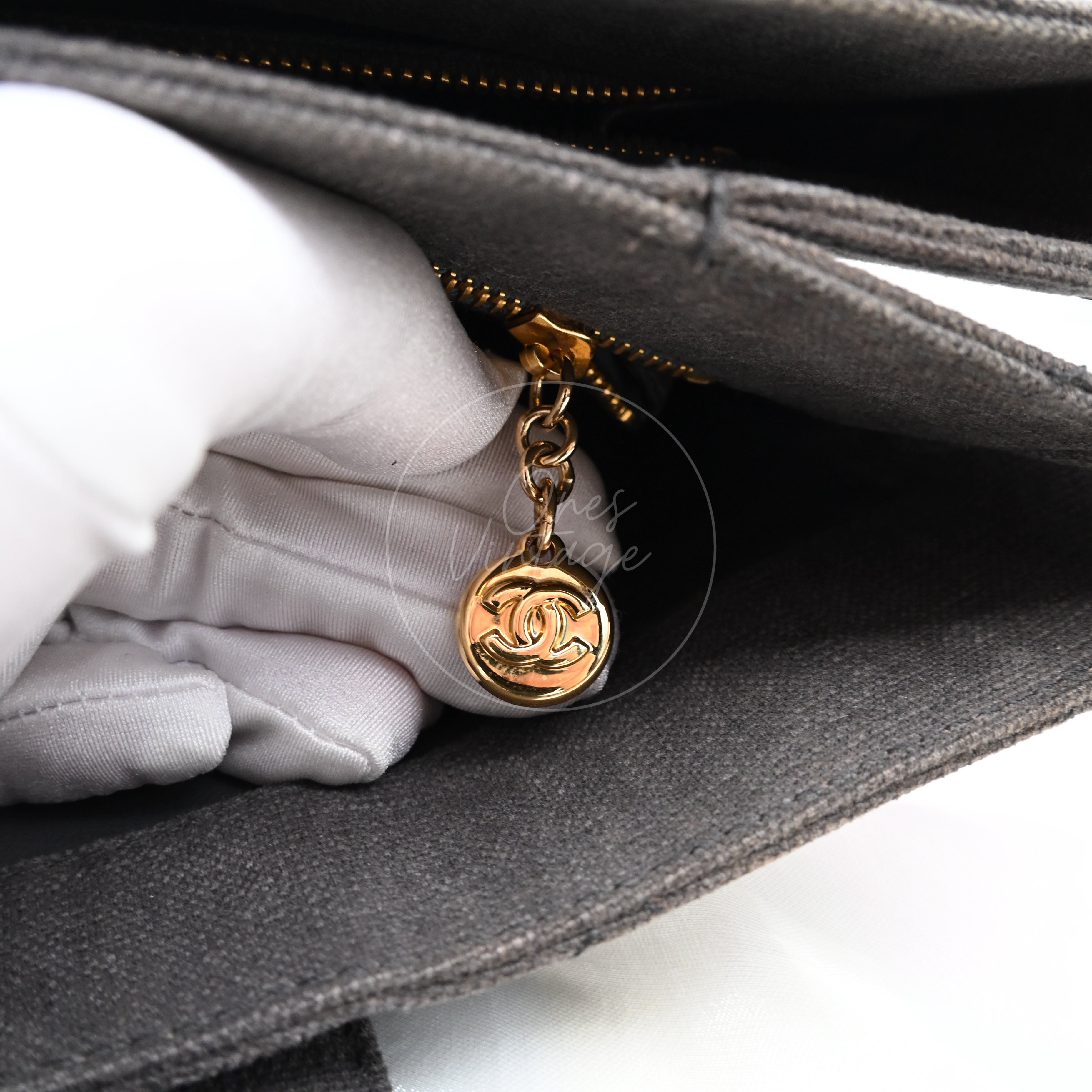 [Pre-owned] Chanel Grey Matelasse Canvas Shoulder Bag