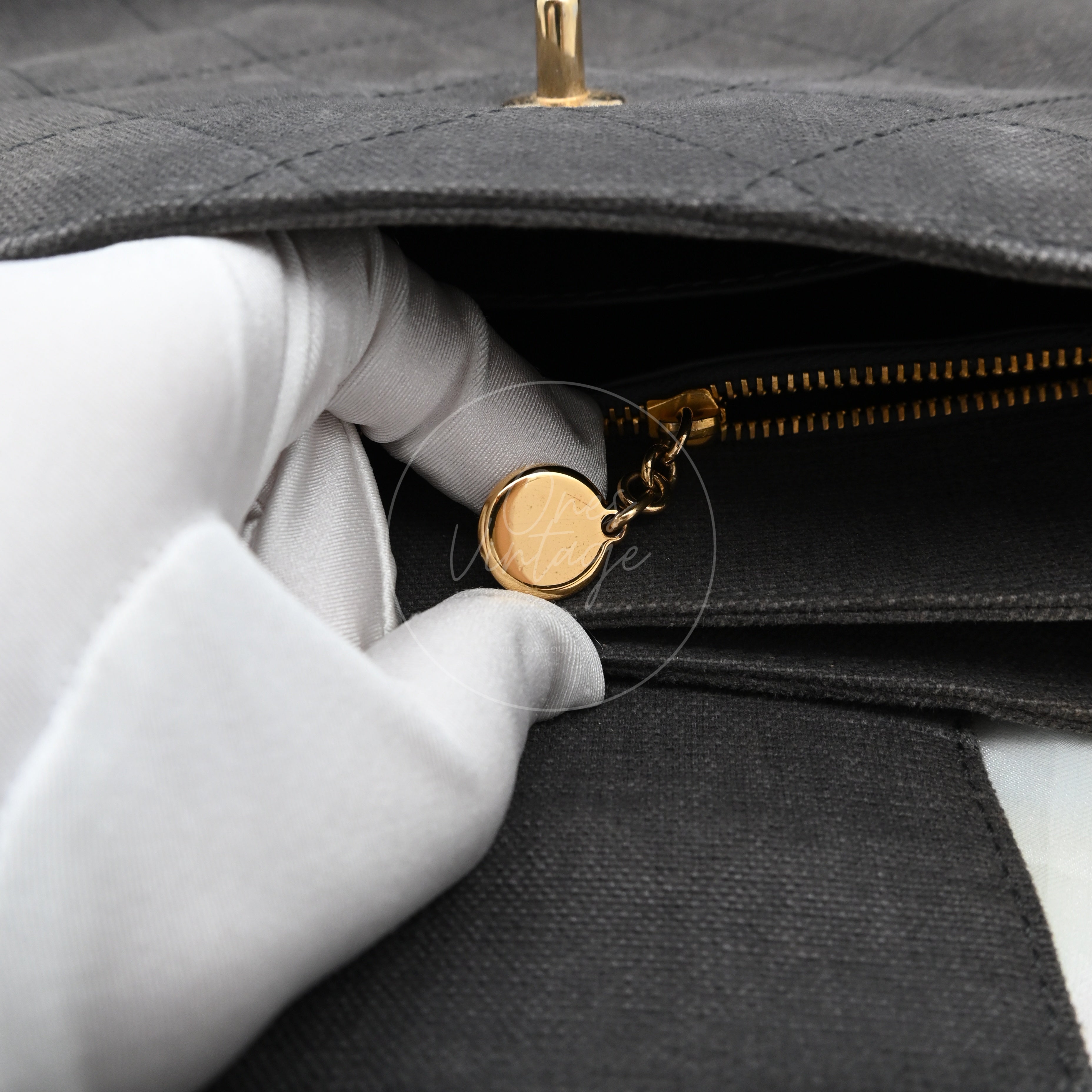 [Pre-owned] Chanel Grey Matelasse Canvas Shoulder Bag