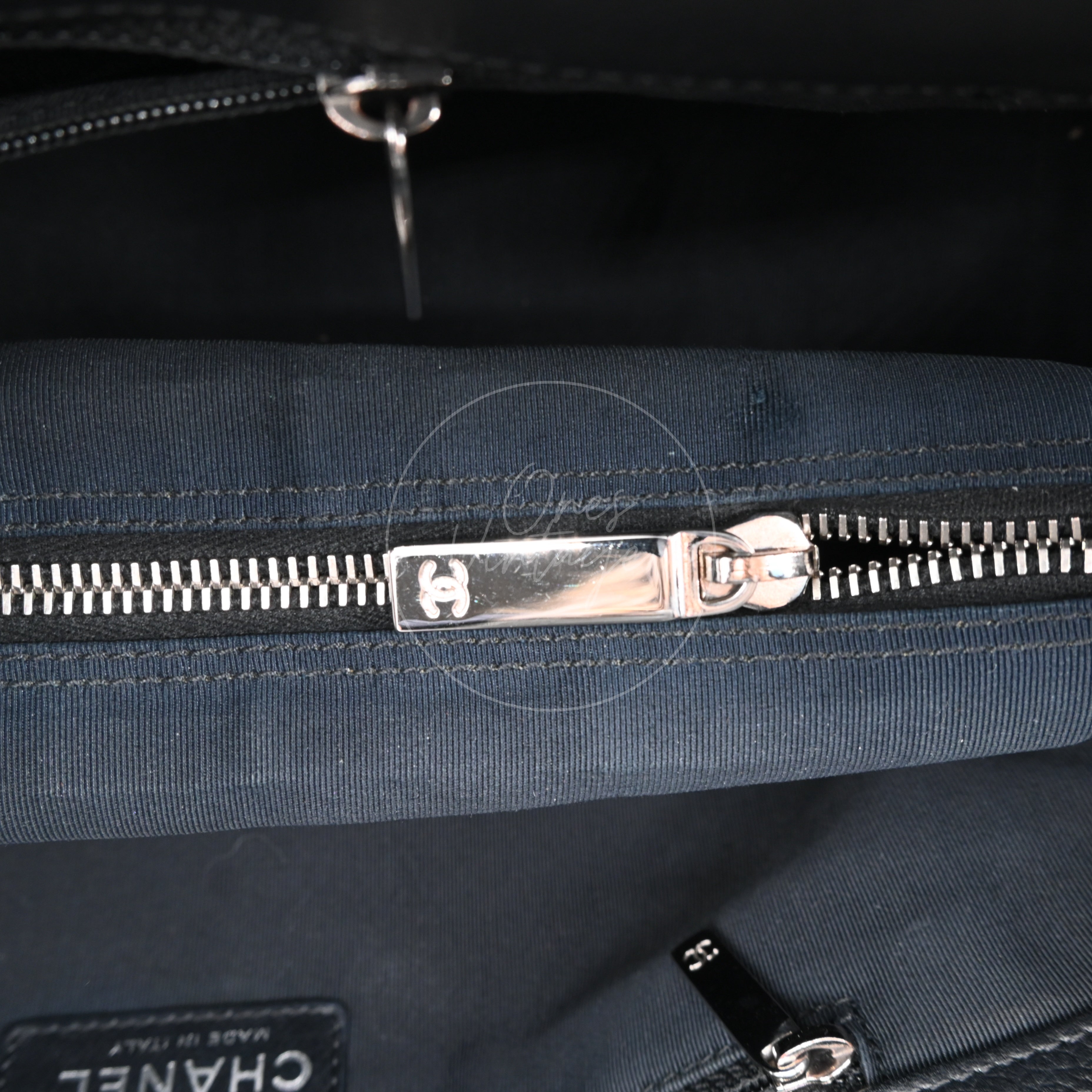 [Pre-Owned] Chanel Cerf Small Black Calfskin Tote Bag Silver-tone Hardware Series 18
