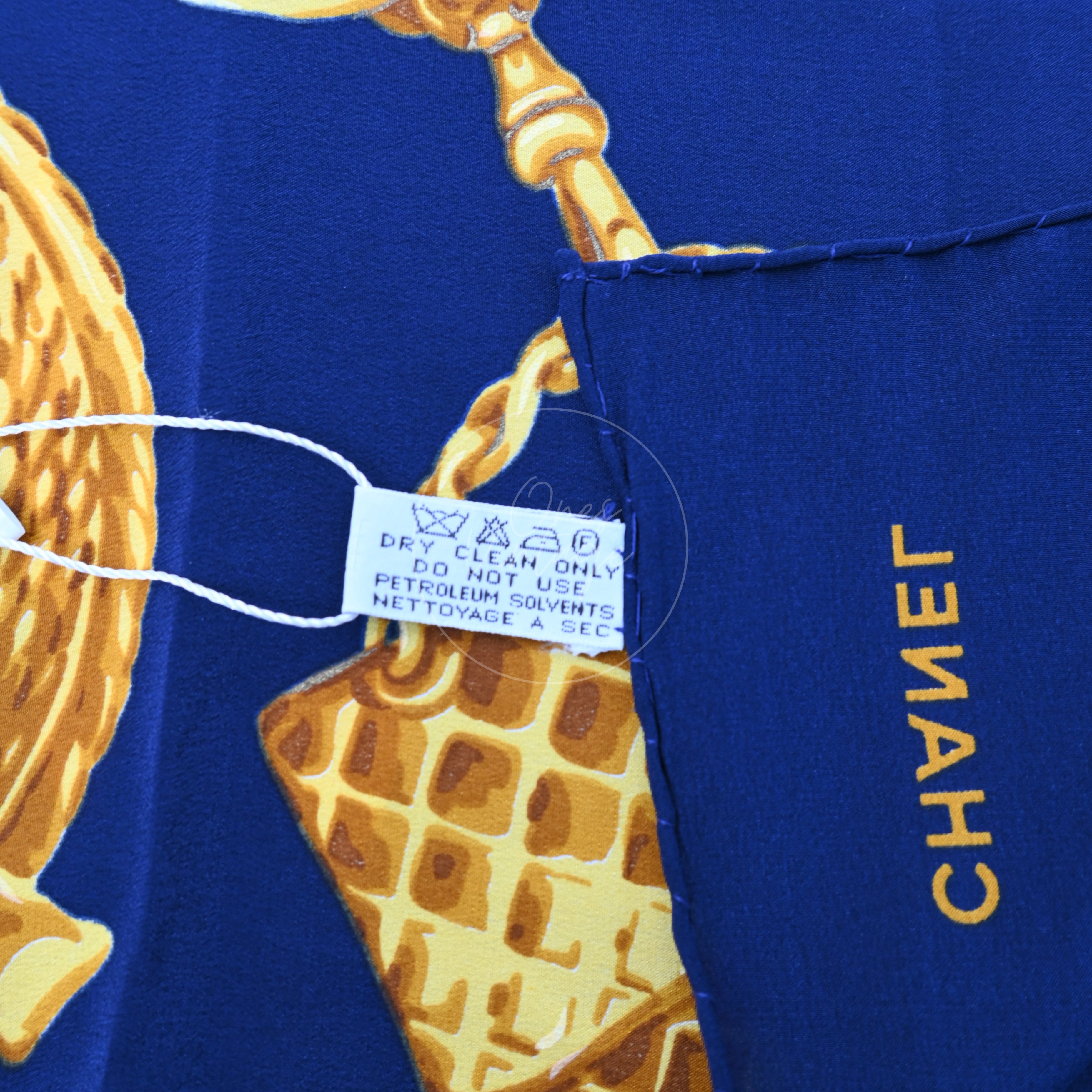 [Pre-owned] Chanel Gold Charms Bracelet Pattern Navy Square Scarf