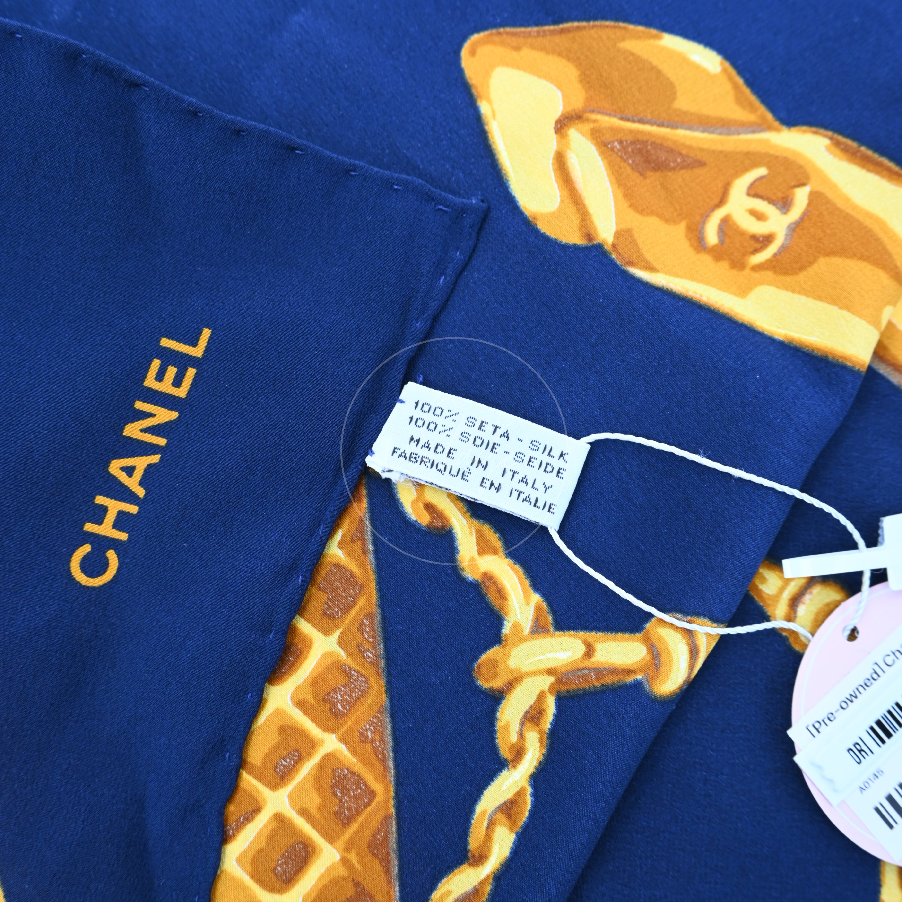 [Pre-owned] Chanel Gold Charms Bracelet Pattern Navy Square Scarf