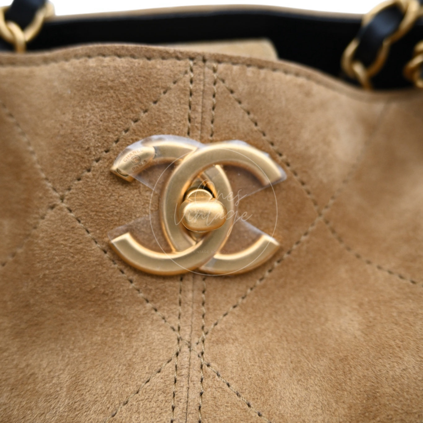 [Pre-owned] Chanel 25A Hobo Suede and Lambskin Shoulder Bag