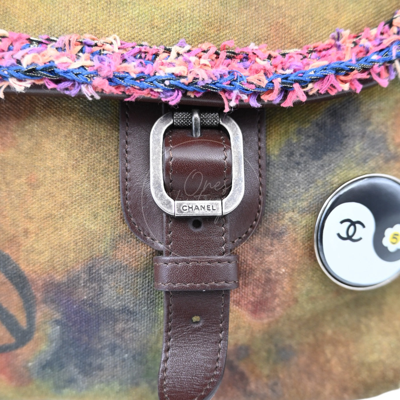 [Pre-owned] Chanel On the Pavements Graffiti Washed Toile Large Multicolor Messenger Bag