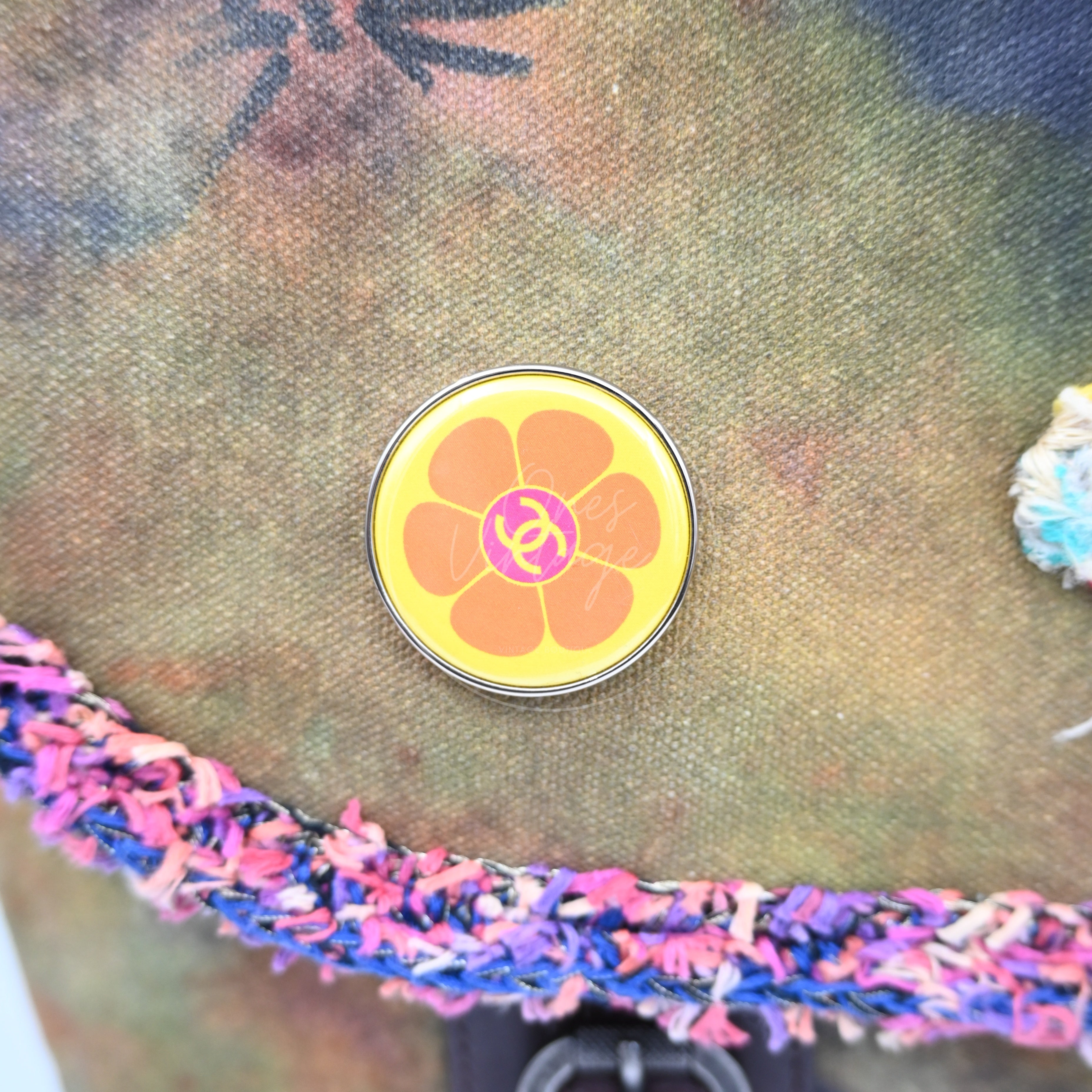 [Pre-owned] Chanel On the Pavements Graffiti Washed Toile Large Multicolor Messenger Bag