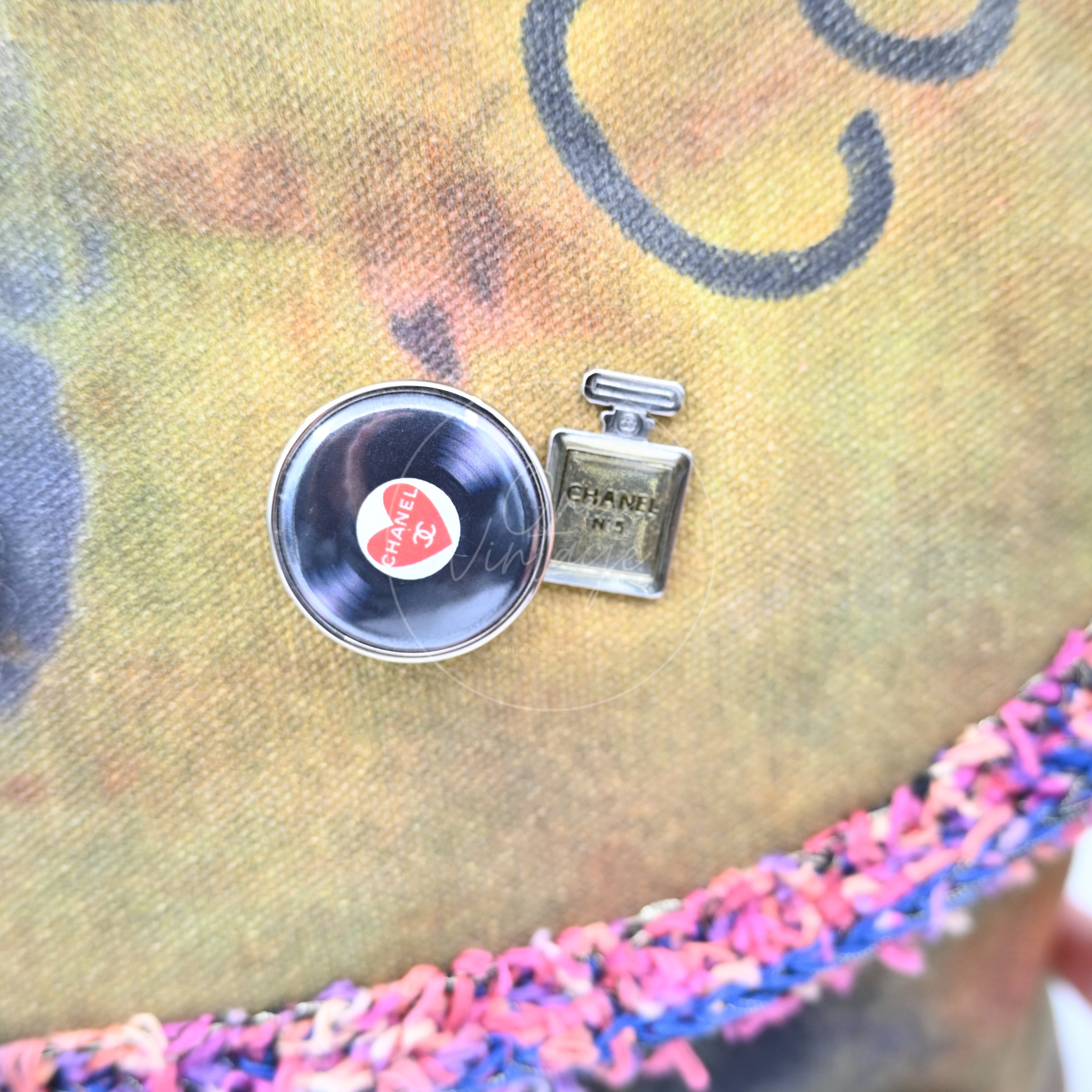 [Pre-owned] Chanel On the Pavements Graffiti Washed Toile Large Multicolor Messenger Bag