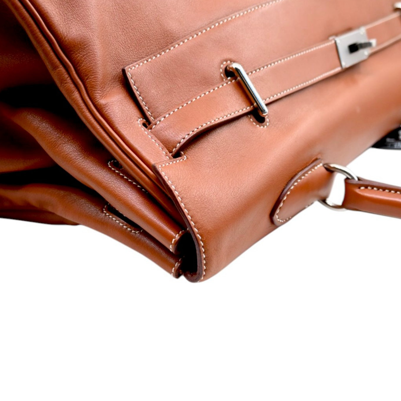 Hermès Kelly 50 Relax in Fauve Sikkim leather with palladium-plated hardware, Square N stamp, left front gusset and closure strap close-up