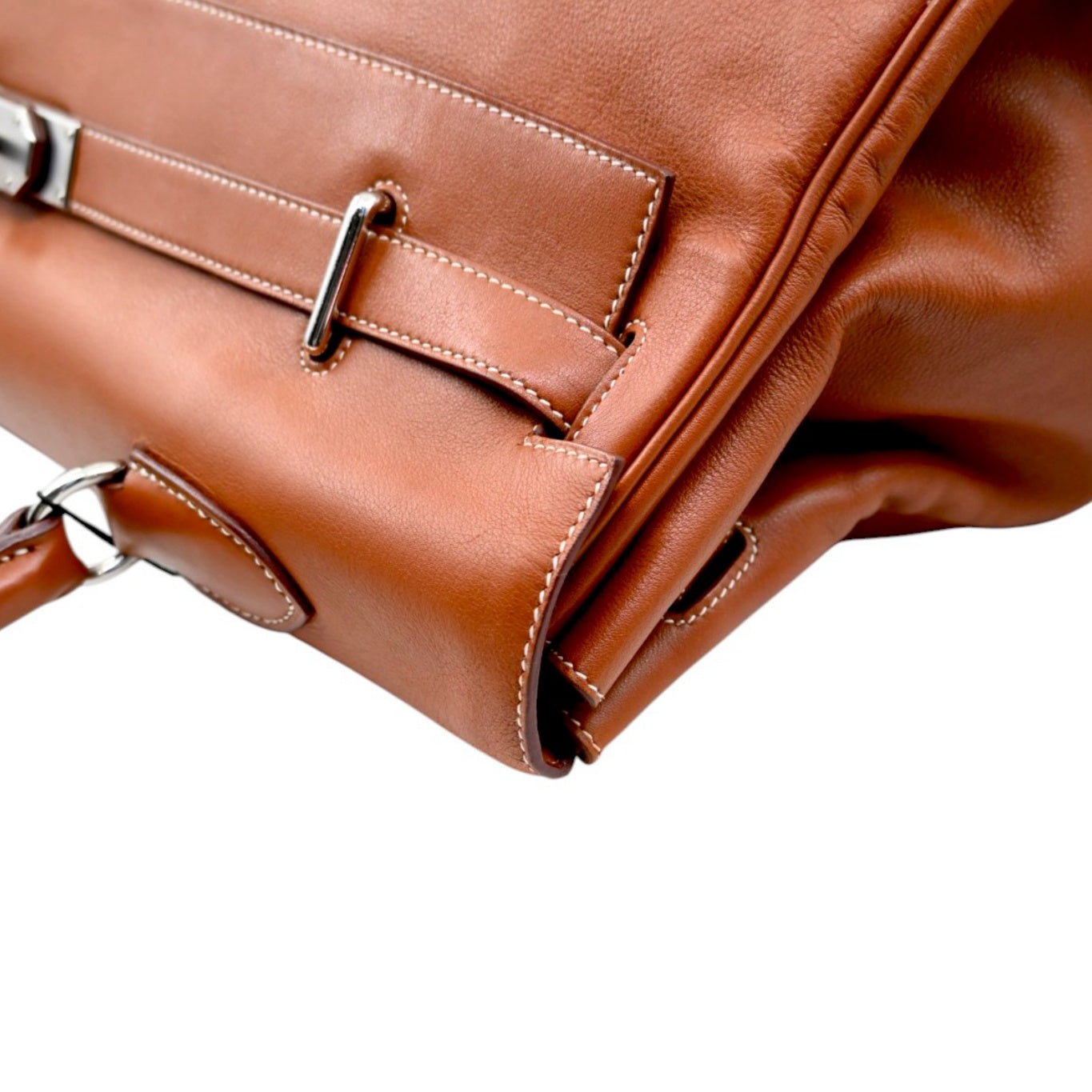 Hermès Kelly 50 Relax in Fauve Sikkim leather with palladium-plated hardware, Square N stamp, right front gusset and closure strap close-up
