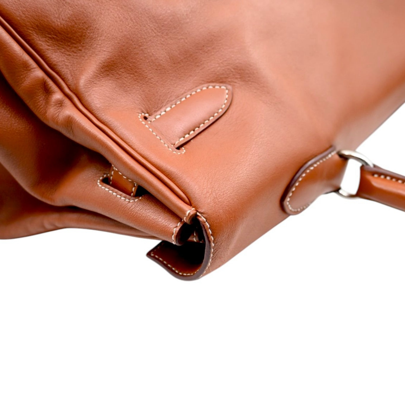 Hermès Kelly 50 Relax in Fauve Sikkim leather with palladium-plated hardware, Square N stamp, left rear gusset and seam close-up