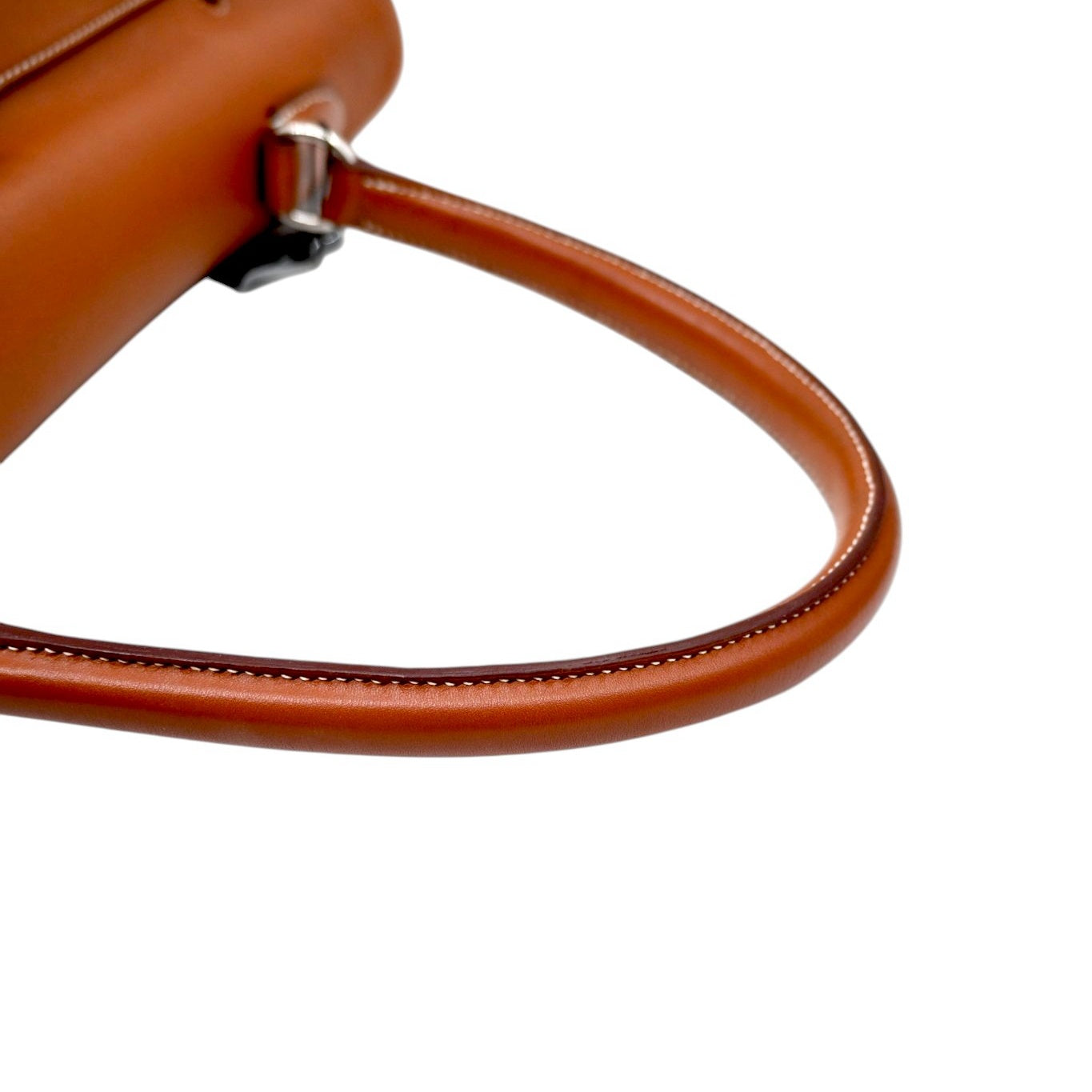 Hermès Kelly 50 Relax in Fauve Sikkim leather with palladium-plated hardware, Square N stamp, top handle and edge stitching close-up