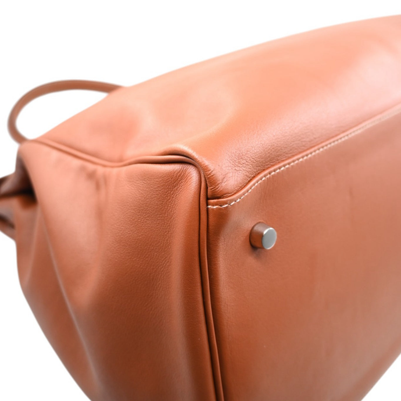 Hermès Kelly 50 Relax in Fauve Sikkim leather with palladium-plated hardware, Square N stamp, front left base corner and protective foot