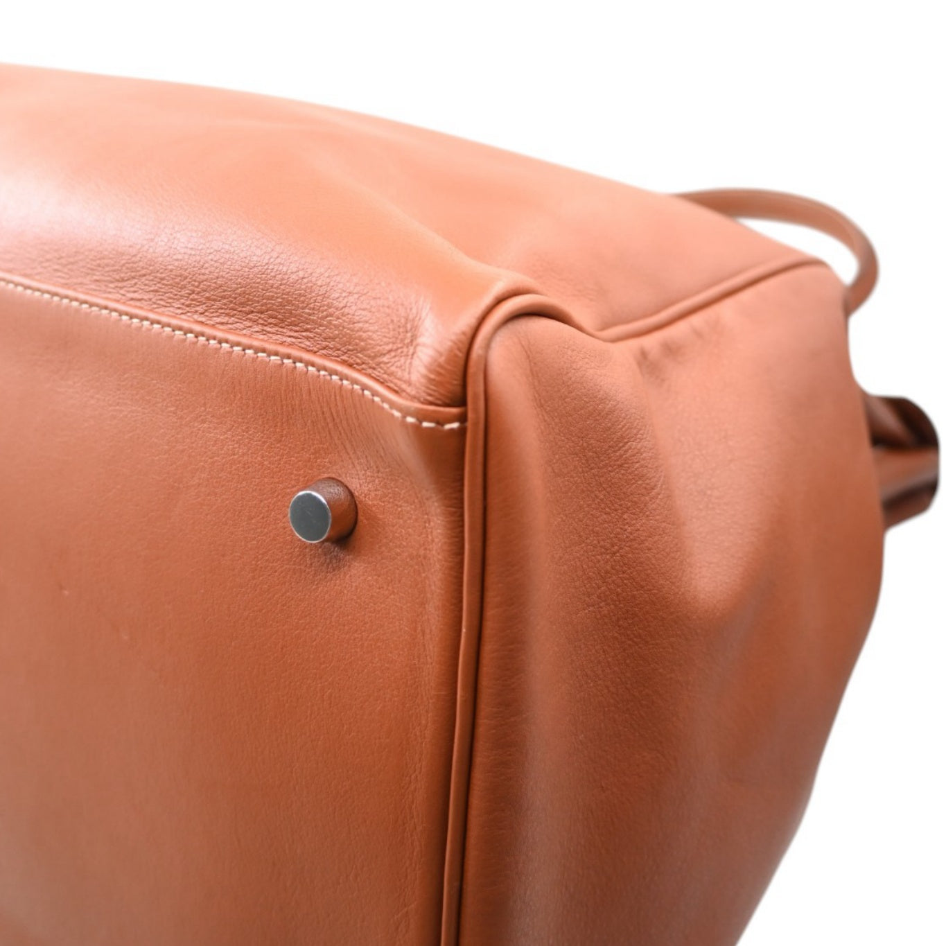 Hermès Kelly 50 Relax in Fauve Sikkim leather with palladium-plated hardware, Square N stamp, front right base corner and protective foot